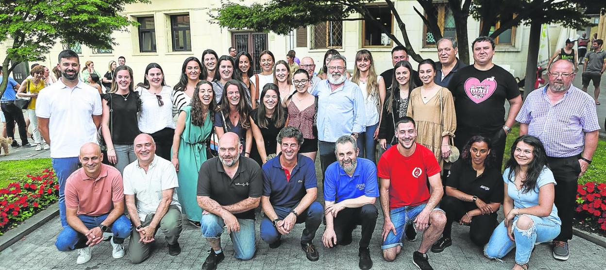 Cantineras, hosteleros y miembros del Estado Mayor del Alarde, el pasado martes durante la inauguración de la 'zona Alarde' en la plaza CD Bidasoa. 