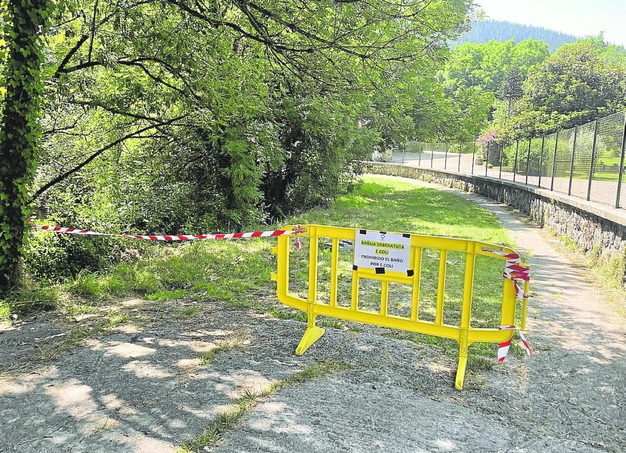 La Policía Municipal instaló ayer carteles y avisos en los cuatro accesos a la popular presa natural. 