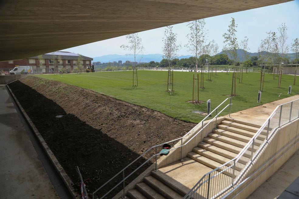 Acceso. Escaleras que comunican el polideportivo con las piscinas.