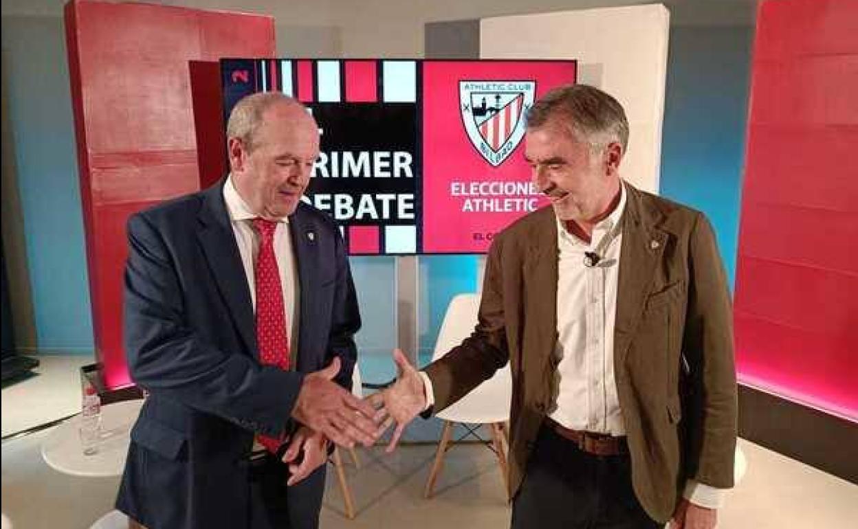 Ricardo Barkala e Iñaki Arechabaleta estrechan su mano antes de comenzar el debate en EL CORREO. 