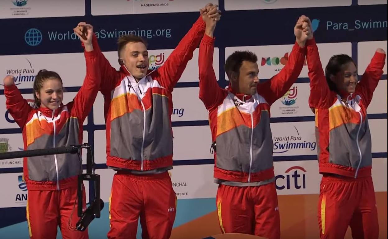 Iñigo Llopis celebra en el podio con sus compañeros la medalla de plata conseguida. 