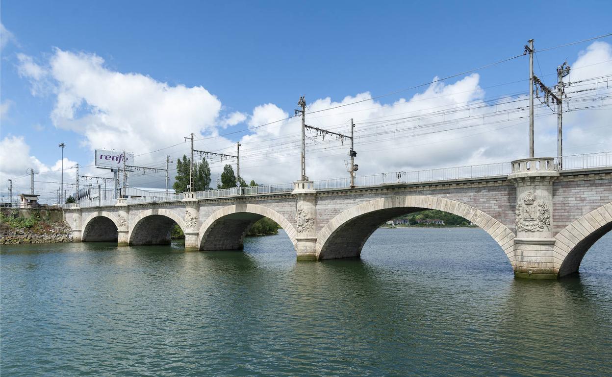 El puente internacional sobre el río Bidasoa presenta este magnífico aspecto tras las obras de rehabilitación que se han llevado a cabo. 