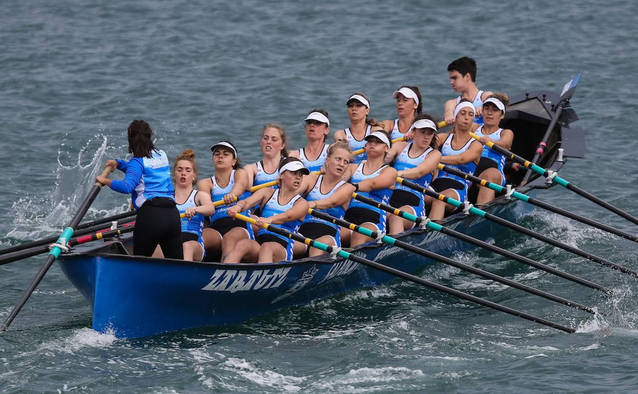 La tripulación femenina de Zarautz-Gesalaga-Okelan participando en el Campeonato de Gipuzkoa. 