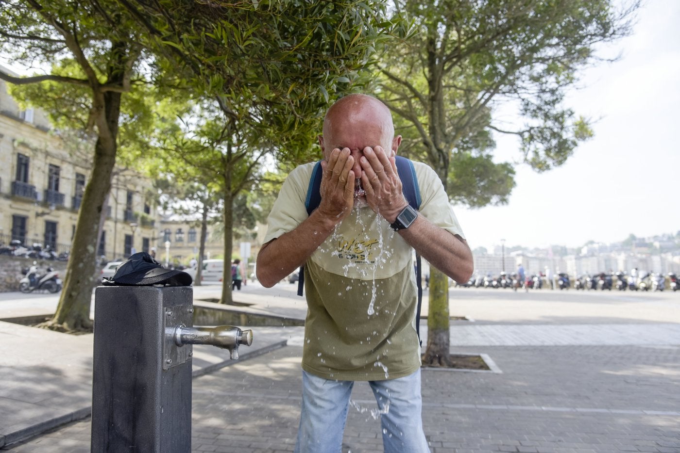 A falta de un baño en la playa, remojarse la cara en una fuente fue uno de los gestos más repetidos. 