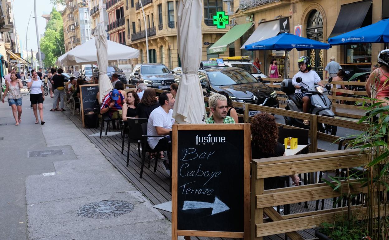 Las terrazas que se abrieron con motivo de la pandemia en Donostia deberán retirarse antes del sábado 25. 