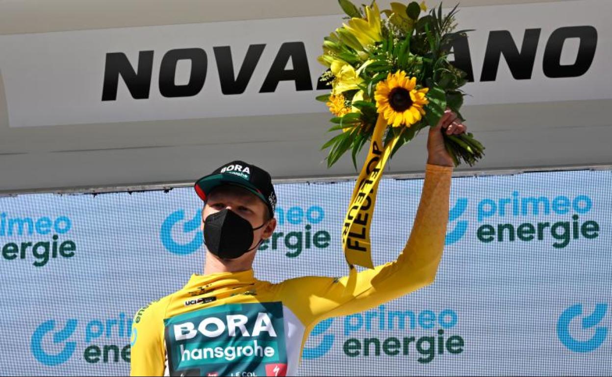 Vlasov, ayer en el podio en Suiza tras ganar la quinta etapa y vestirse de líder.