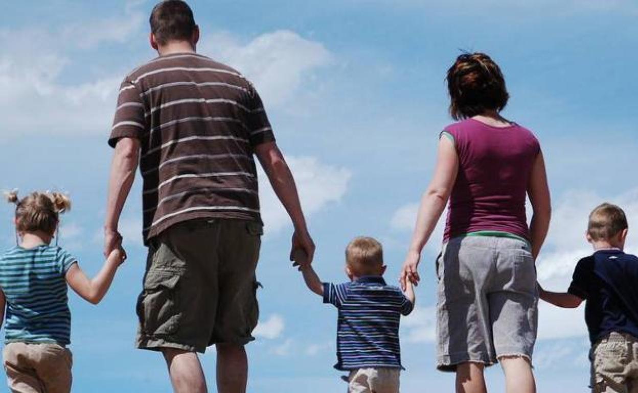 Los cuidados de los hijos en Euskadi: las mujeres dedican 1,4 horas más que los hombres al día