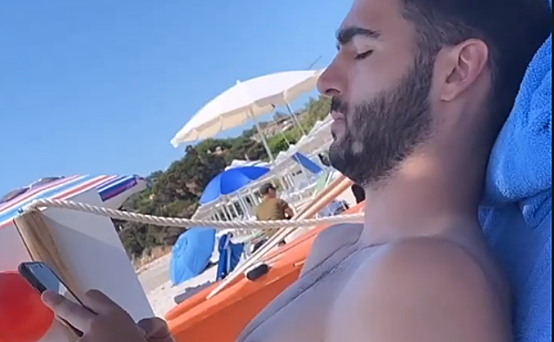 Merino en una playa de Cerdeña.