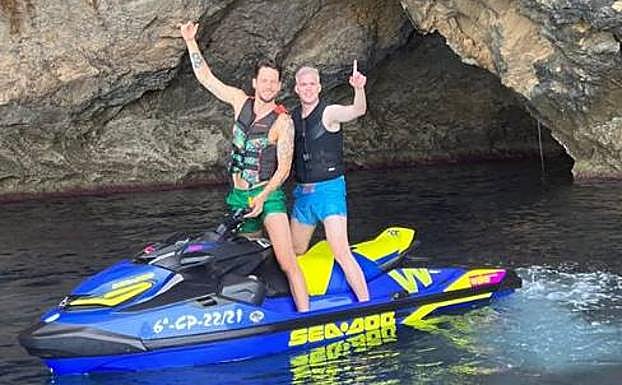 Remiro junto a un amigo en Formentera.