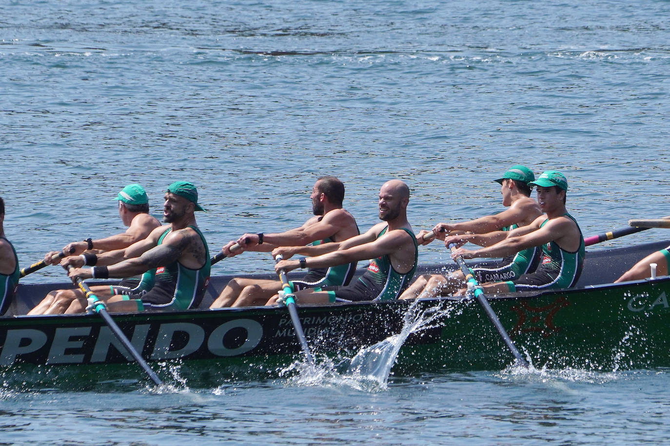Fotos: Primeras banderas para Arkote y Hondarribia