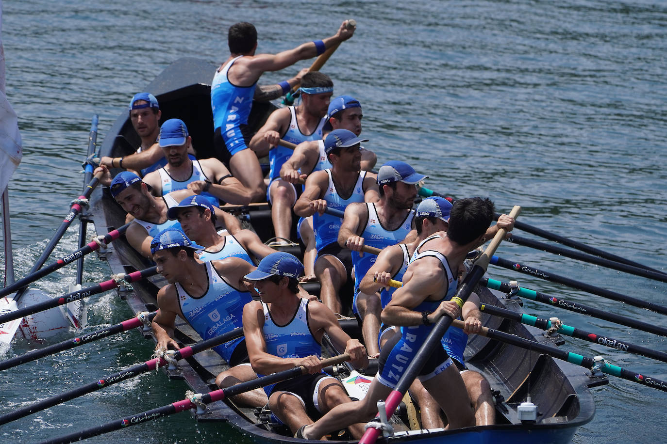 Fotos: Primeras banderas para Arkote y Hondarribia