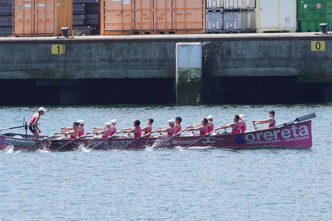 Fotos: Primeras banderas para Arkote y Hondarribia