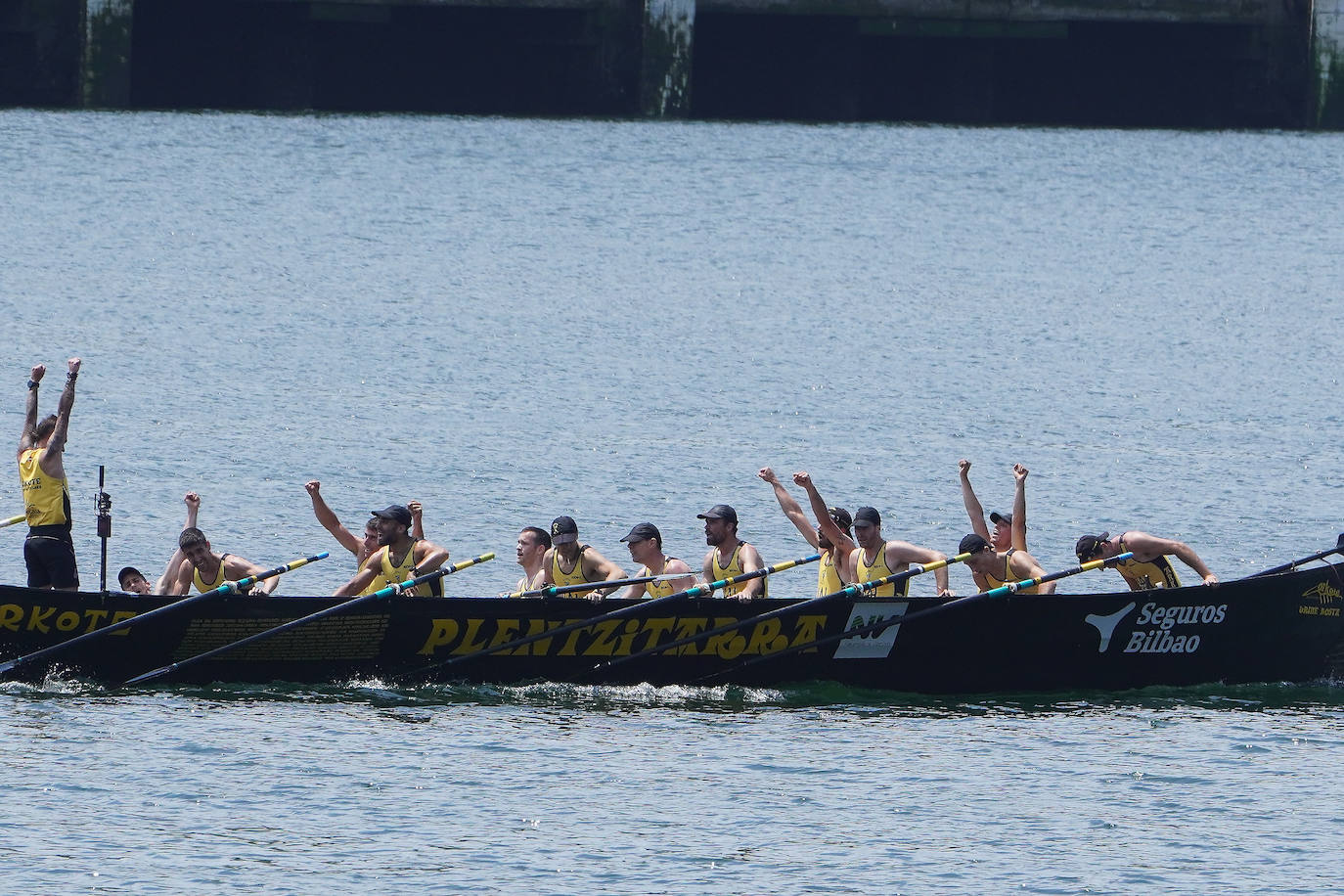 Fotos: Primeras banderas para Arkote y Hondarribia