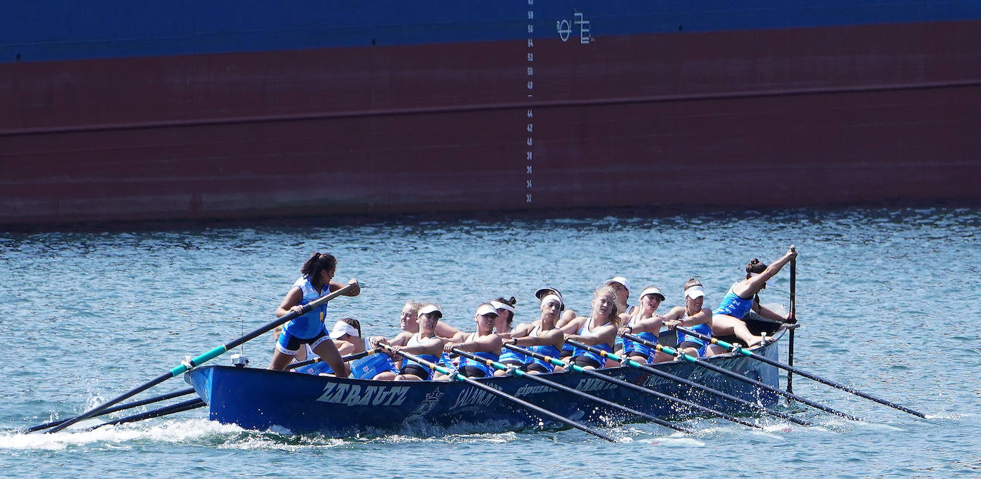 Fotos: Primeras banderas para Arkote y Hondarribia