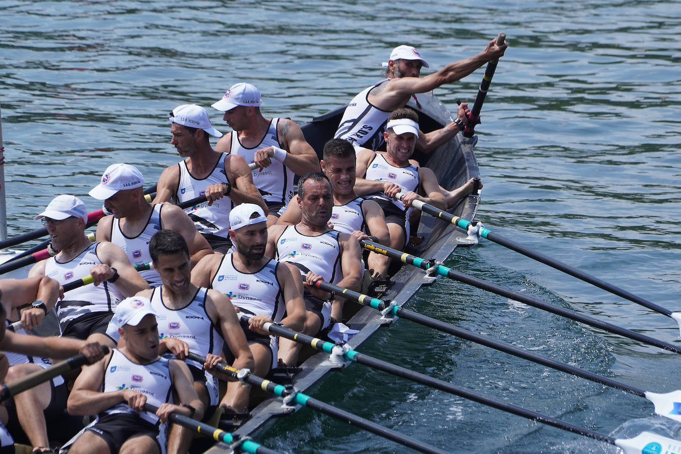 Fotos: Primeras banderas para Arkote y Hondarribia