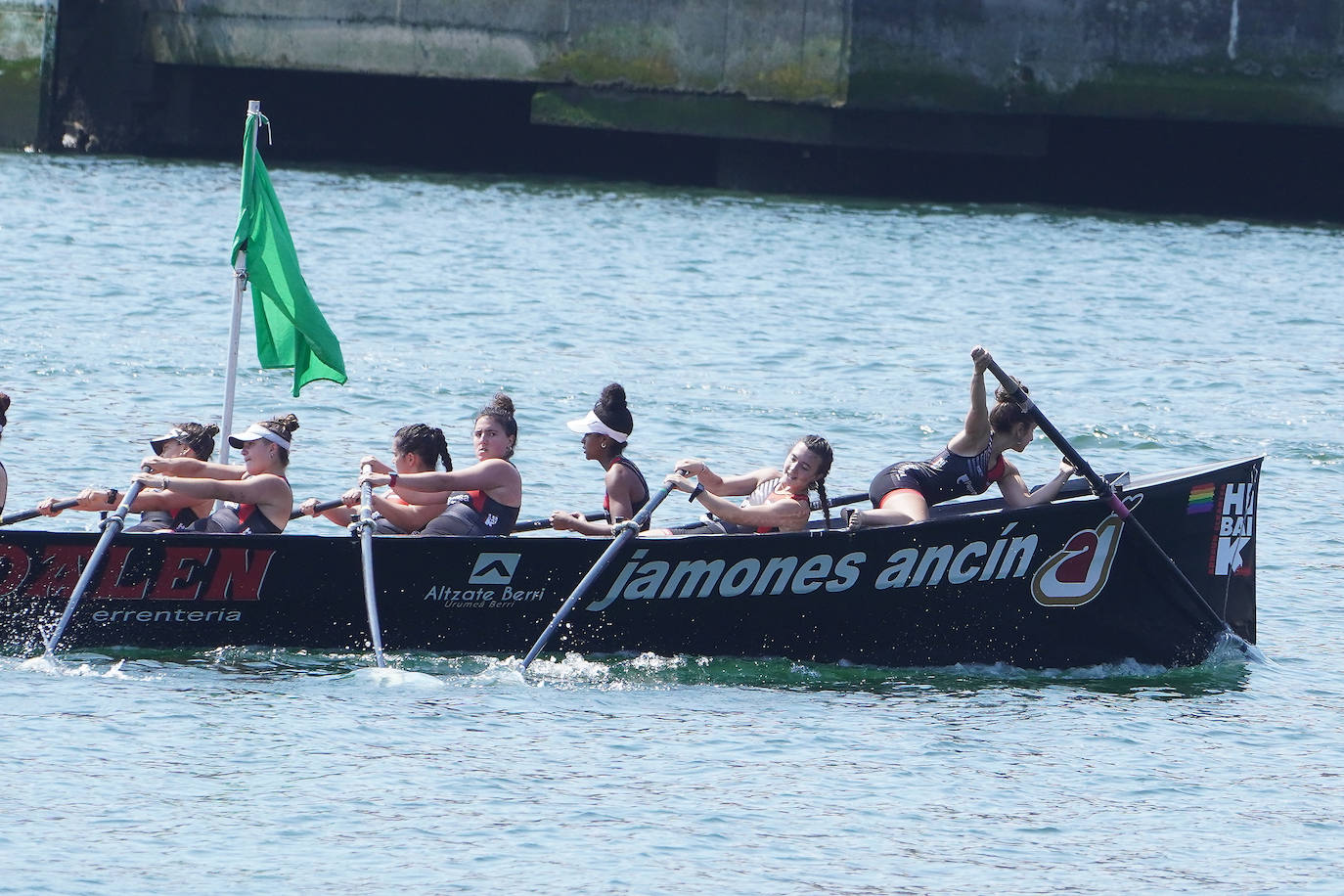 Fotos: Primeras banderas para Arkote y Hondarribia