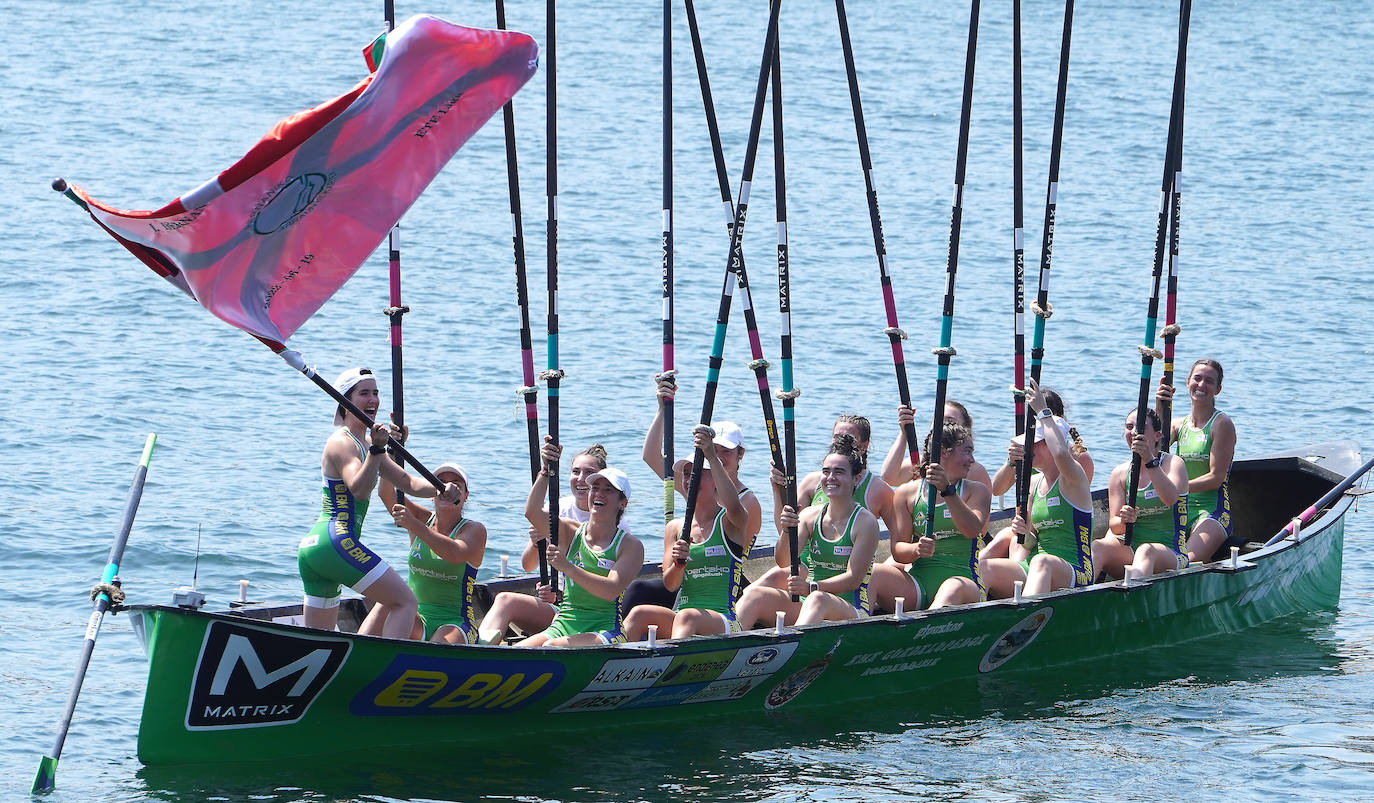 Fotos: Primeras banderas para Arkote y Hondarribia