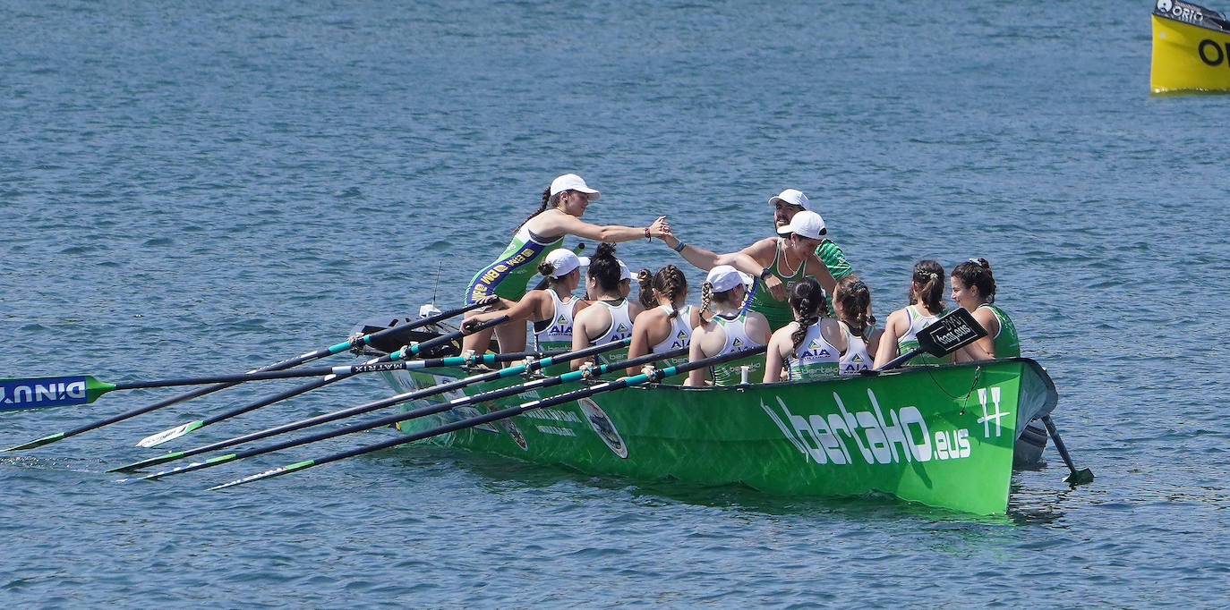 Fotos: Primeras banderas para Arkote y Hondarribia