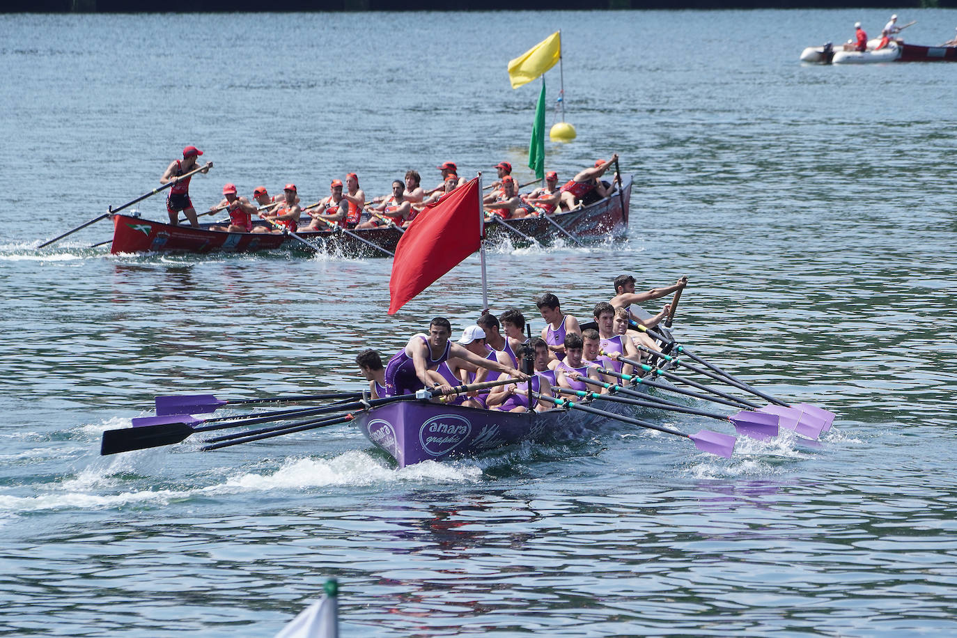 Fotos: Primeras banderas para Arkote y Hondarribia