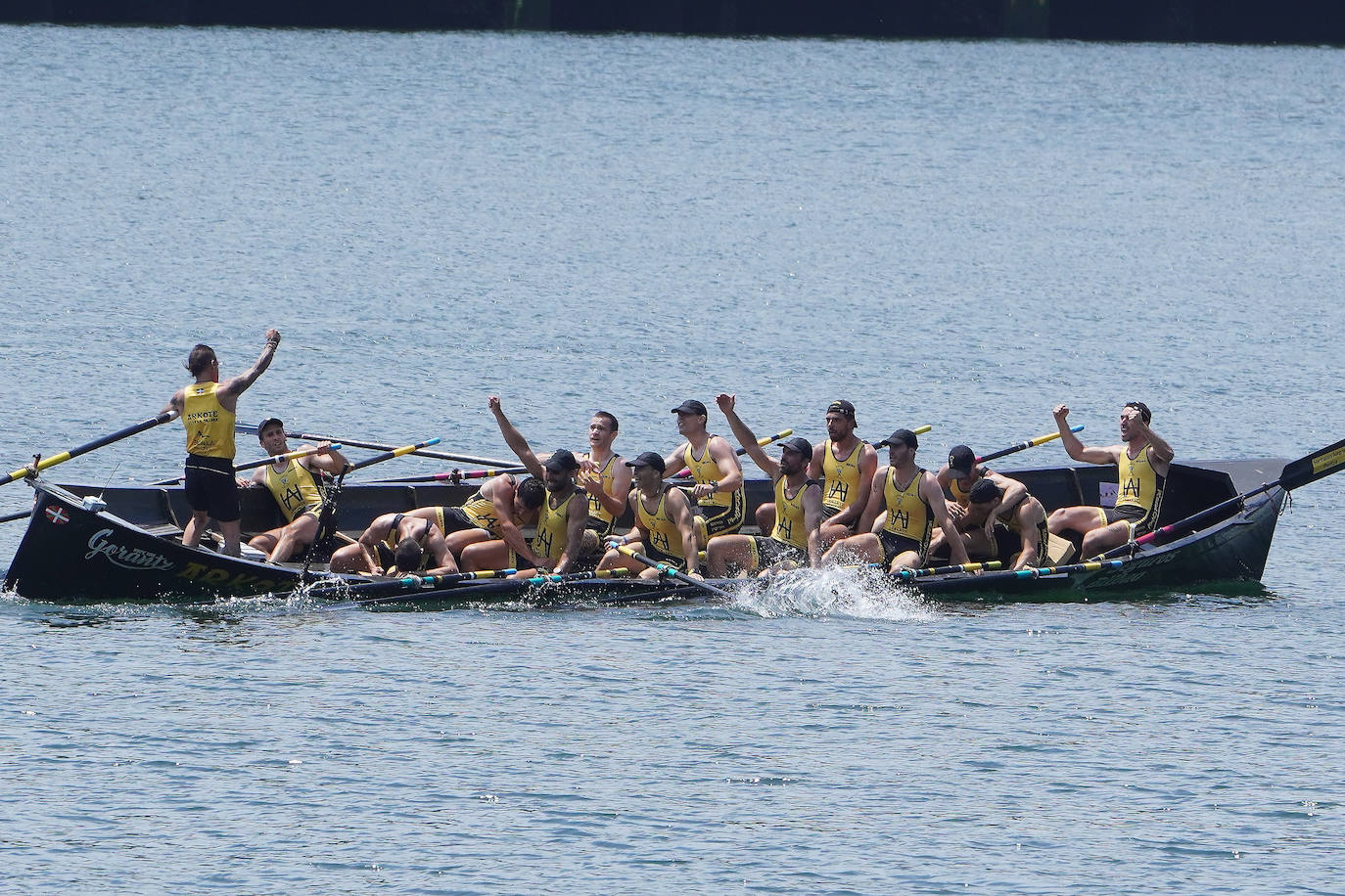 Fotos: Primeras banderas para Arkote y Hondarribia