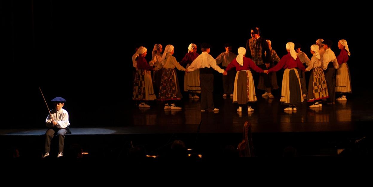 Más de cien dantzaris y una veintena de músicos participan en la representación de la obra 'Martin Zalakain'.