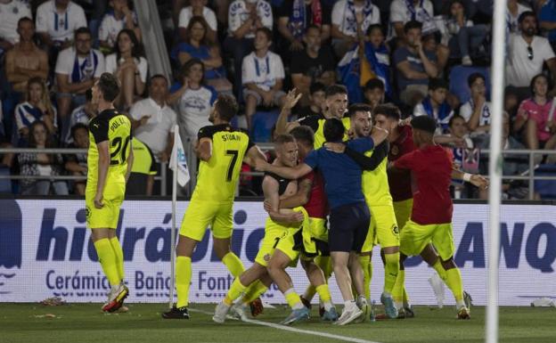 Los futbolistas del Girona celebran uno de los goles anotados en el Heliodor Rodríguez López.