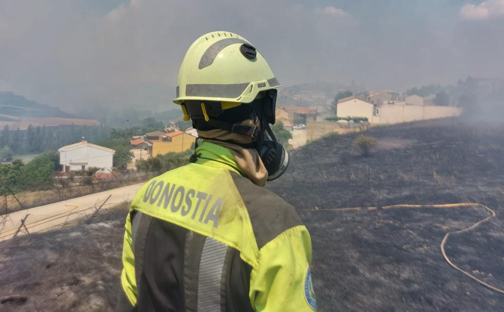 Carlos Martí, cabo del parque de bomberos de San Sebastián, cerca de San Martín de Unx.