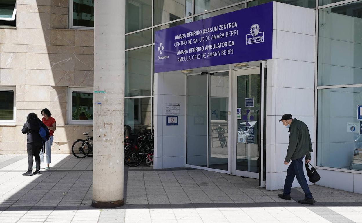 Pacientes accediendo al centro de salud de Amara Berri, en Donostia. 