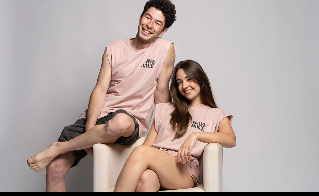 Julen y Julene posan con las prendas de la primera colección que han lanzado a través de la marca de ropa sostenible Wave Back. 