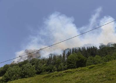 Imagen secundaria 1 - Una zona devastada por las llamas. Dos imágenes de este pasado fin de semana del incendio 