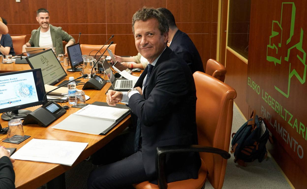 El consejero Jokin Bildarratz, este lunes en la comisión de Educación del Parlamento Vasco.