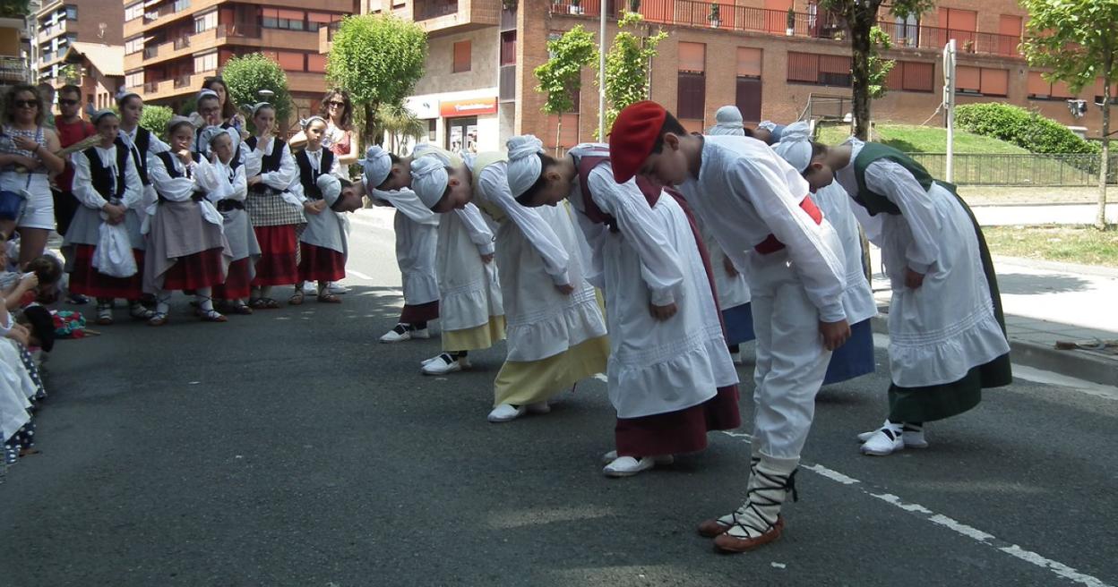 Algunos de los dantzaris de Lurra Dantza taldea durante la kalejira ofrecida el domingo por la mañana. 