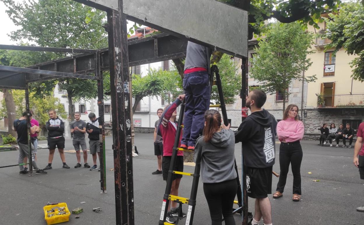 Jóvenes del Movimiento Socialista de Hernani montaron su txosna por la mañana, un día después de protagonizar un encierro en el Ayuntamiento. 