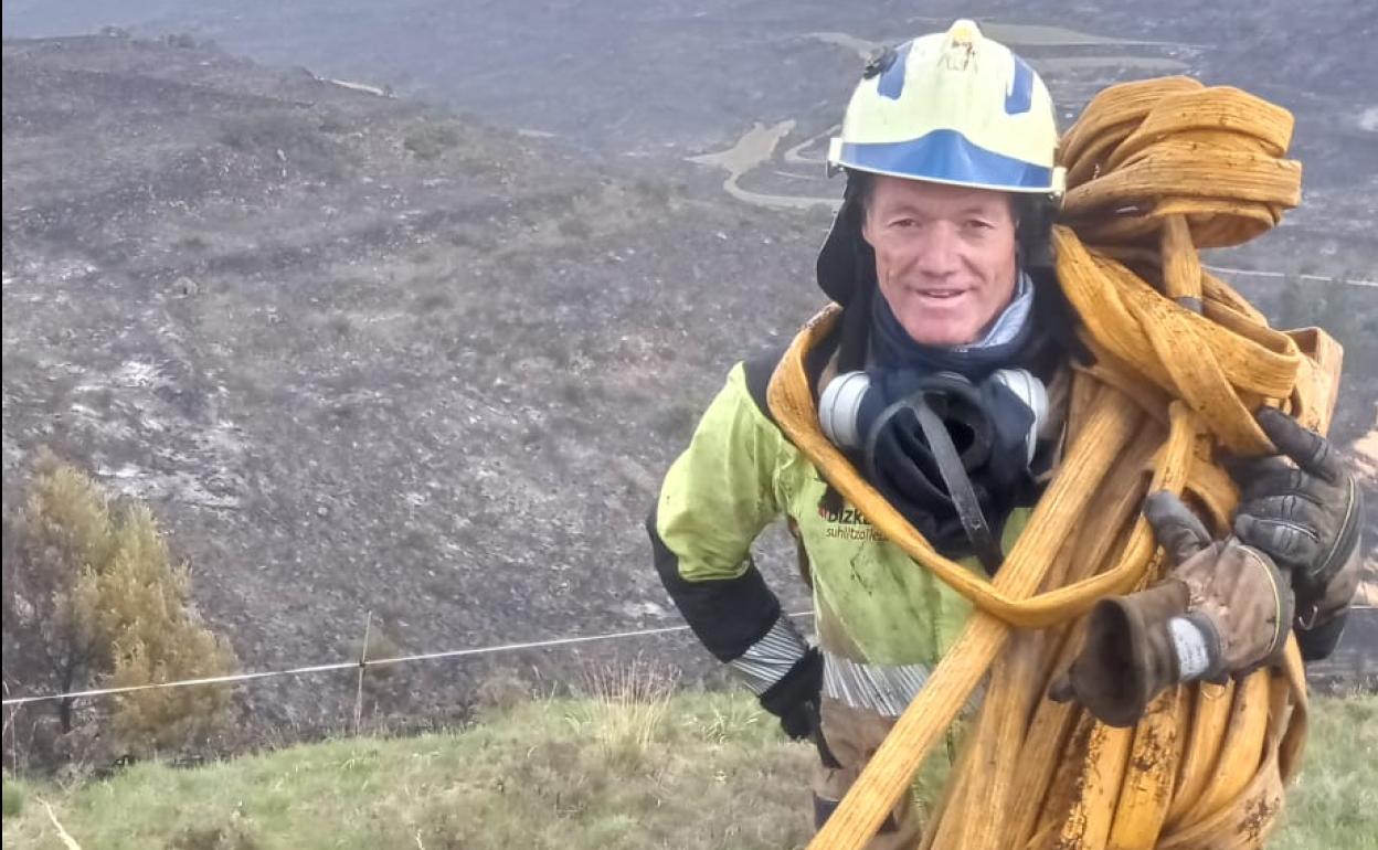 Joserra Uriarte es uno de los bomberos que está ayudando a sofocar los fuegos de Navarra.