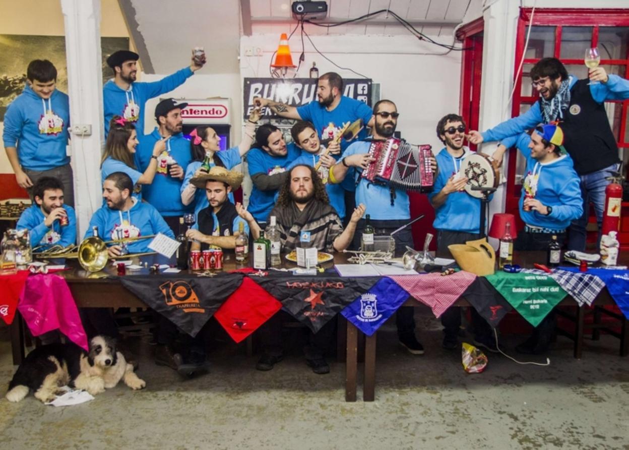 La Elektrotxaranga Burrunba, que actúa mañana, al completo. 