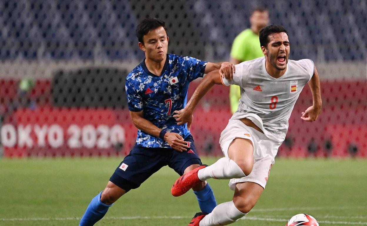 Take Kubo y Mikel Merino pugnan por un balón en los pasados Juegos Olímpicos de Tokio.