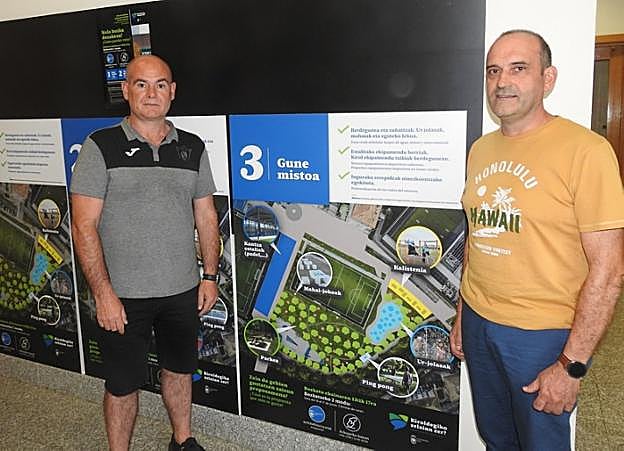 Unai Elkoro y Koldo Zubillaga junto a la tercera propuesta. 