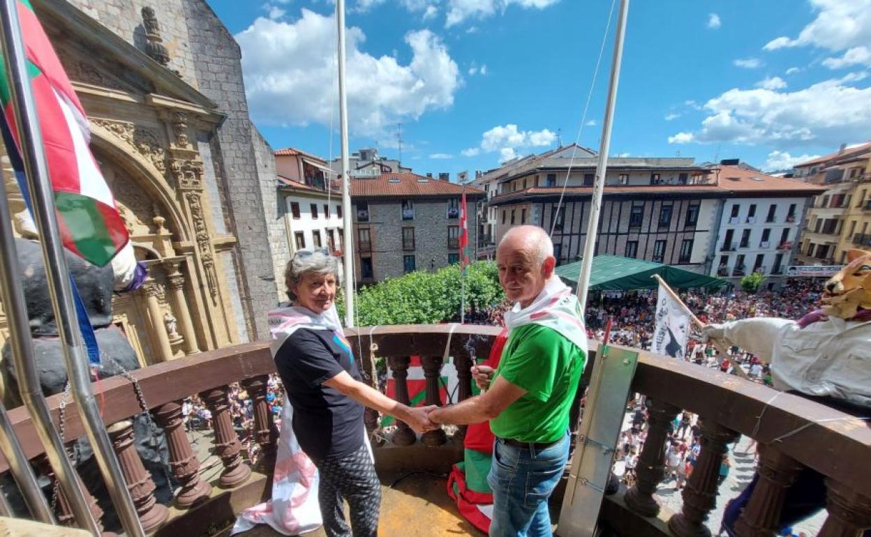 Miembros de Langile Ikastola y de Mendiriz Mendi han protagonizado el txupinazo. 