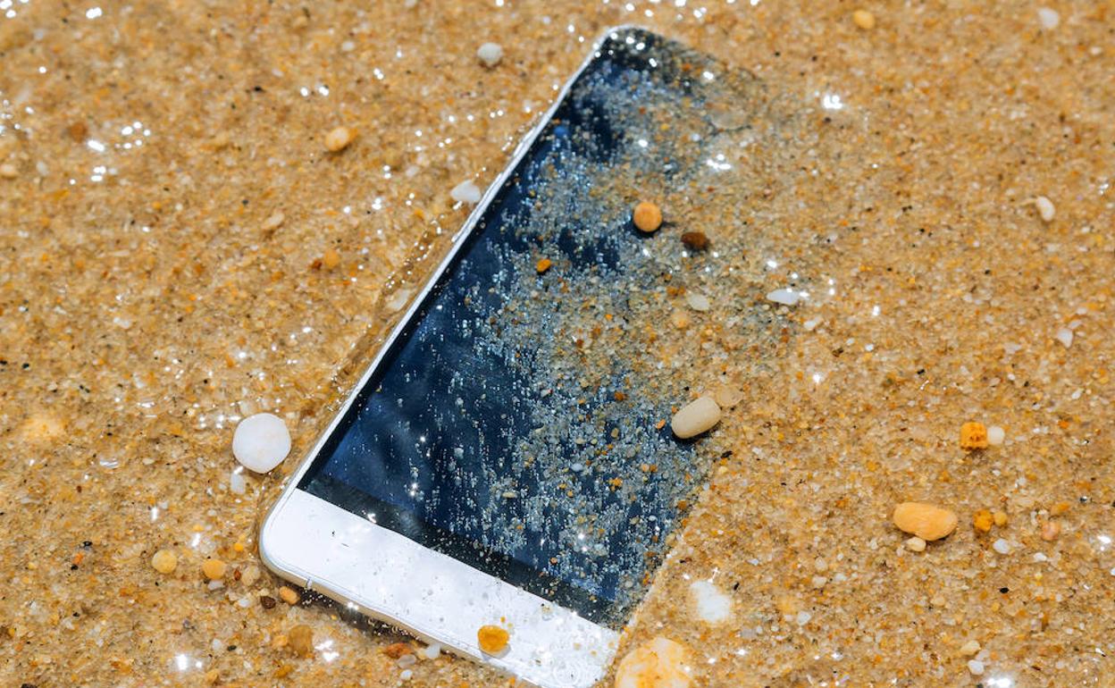 Los grandes enemigos de nuestro móvil en verano