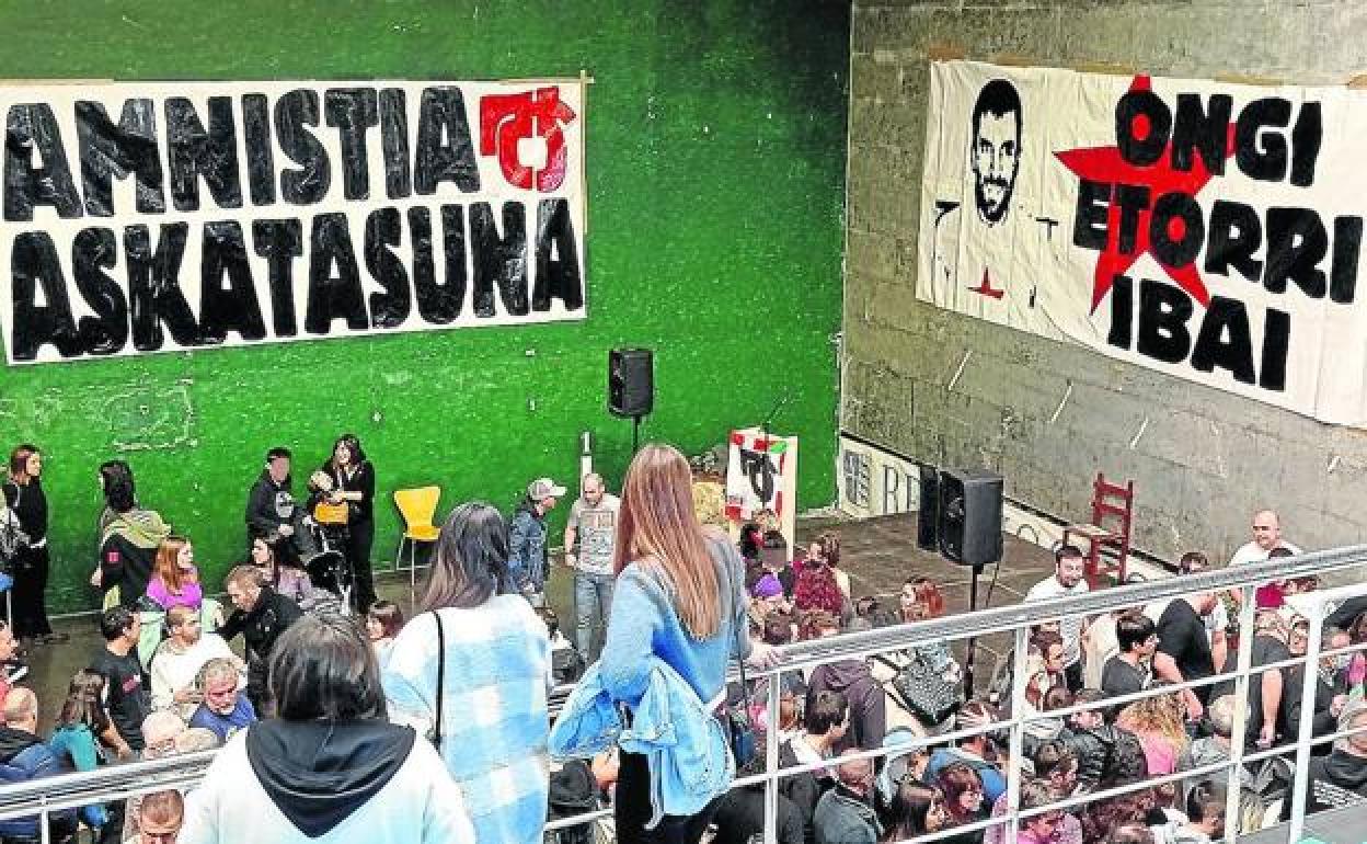 El frontón municipal de Berango acogió un 'ongi etorri' al preso de ETA Ibai Aginaga