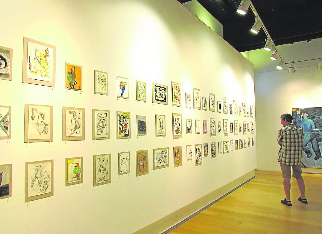 La cantidad de dibujos invita a realizar un visita pausada a la exposición en Aroztegi Aretoa. 