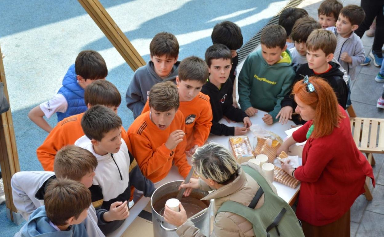 Maiatzean San Migel jaiak ospatu ziren herrian, eta gaur San Pedroak hasten dira Santa Lutzian. 