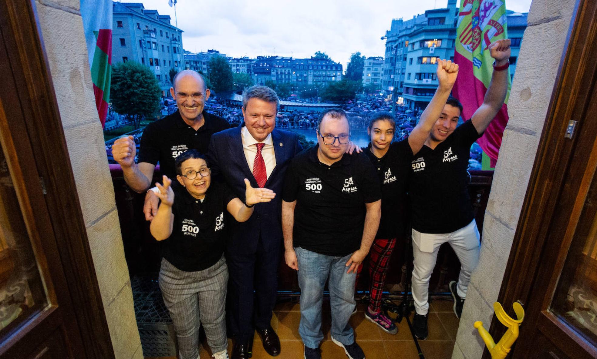 Javier Llano, Juncal González, José Antonio Santano, Óscar Silva, Iratxe Camio y Yerai Moreno justo antes de empezar el pregón. 