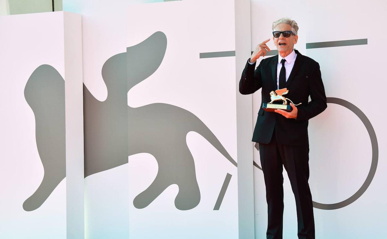 David Cronenberg posa en el Festival de Cannes donde presentó 'Crimes of the Future' 