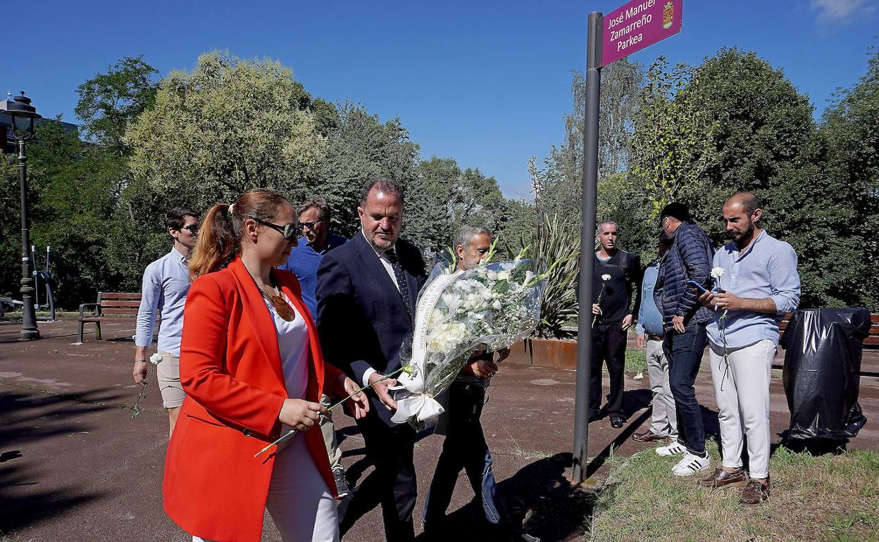 Carlos Iturgaiz, Muriel Larrea y Jorge Mota depositan flores en memoria de su compañero asesinado.