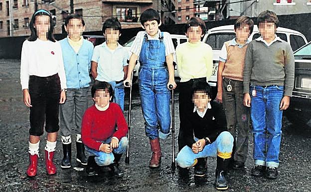 Imagen principal - Alberto con sus compañeros del colegio. No quería volver porque todavía no tenía la prótesis, pero su madre le convenció para que reingresara un mes más tarde, en octubre; Los equipos filiales de la Real y del Eibar jugaron un partido en homenaje de Alberto, quien aparece junto a Fuentes y Moya, y Muñagorri entrenando. Ha corrido triatlones y le gusta el ciclismo. Ha participado en la Behobia-San Sebastián.