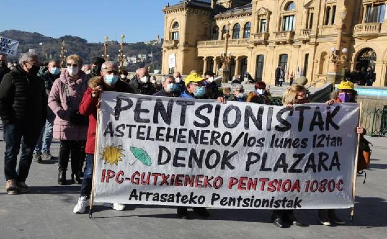 Manifestación de pensionistas donostiarras en defensa del sistema público de pensiones. 