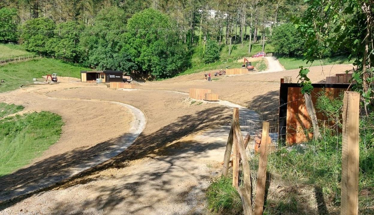Baratze Parkea se asiente en los terrenos de San Joxepe con un acceso al depósito y a la carretera a San Martzial, y otro desde la variante. 