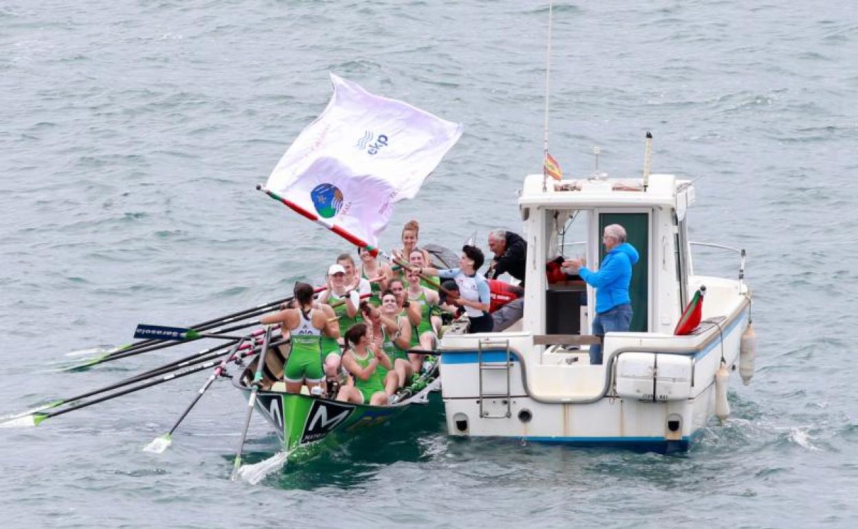 La tripulación de la Hondarribia Bertako Igogailuak celebra su victoria en la Ikurriña de Zumaia. 