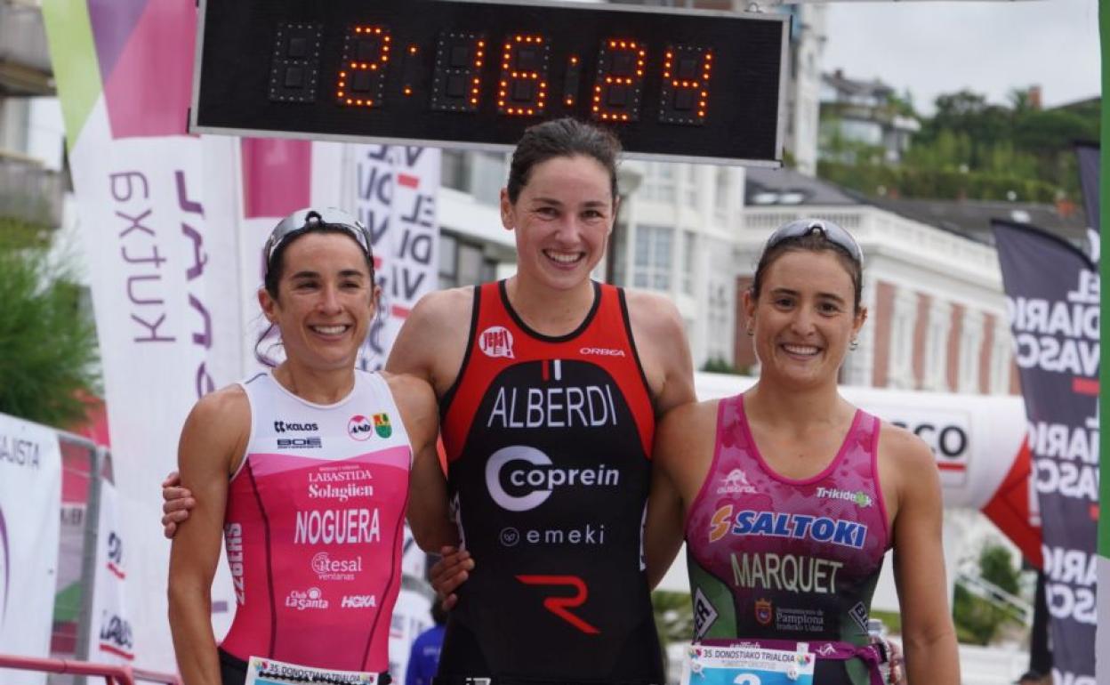 Helene Alberdi entre Anna Noguera y Maddi Marquet, en el podio del triatlón. 